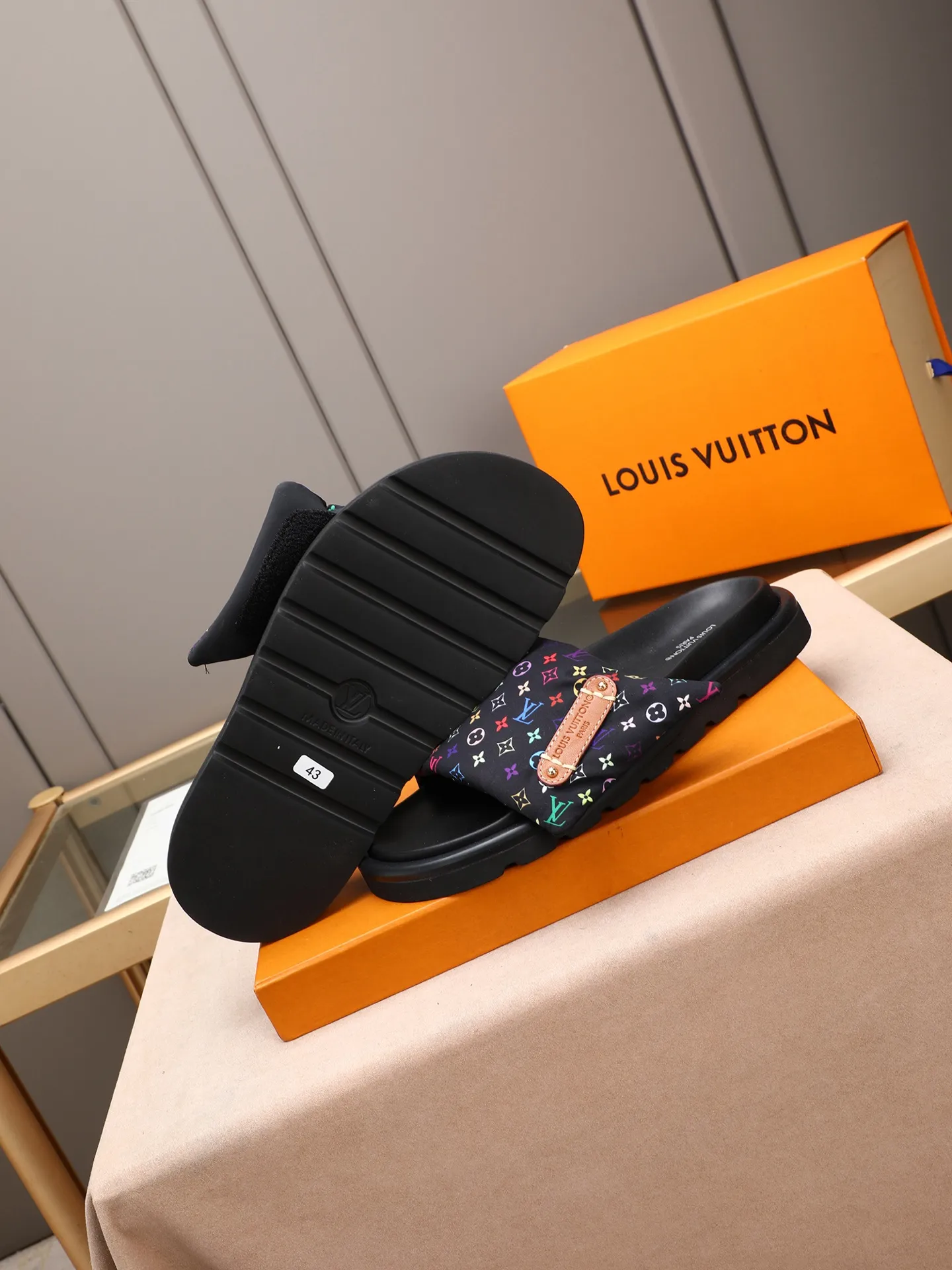 PP360 [LOUIS VUITTON] Louis Vuitton, LV printing, men's and women's slippers are on the market. The drawer box packaging comes with a cloth bag and a card. The upper pattern looks very soft and waxy, and it is a super versatile leg slimming tool. Fabric: imported denim/canvas/old fabric, LV hardware LOGO, official website pattern printing, comfortable to wear, feet: high-elastic PU water table. Sole: foam sole, heel height: about 5cm. Code number: 35-46, 35, 45, 46 are custom-made and non-returnable. Color: multiple colors and styles available.